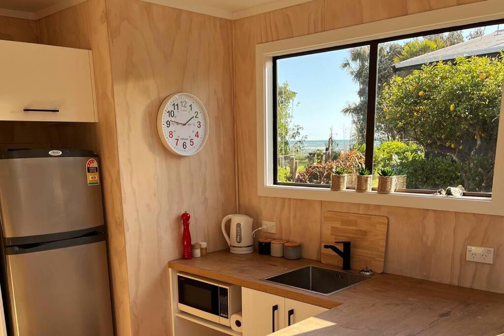 Parapara Beachside Gem - Cosy Chalet מראה חיצוני תמונה